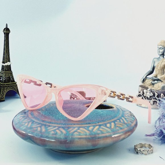 Brand New Pink Cat Eye Sunglasses for Fashionistas - Picture 2 of 6